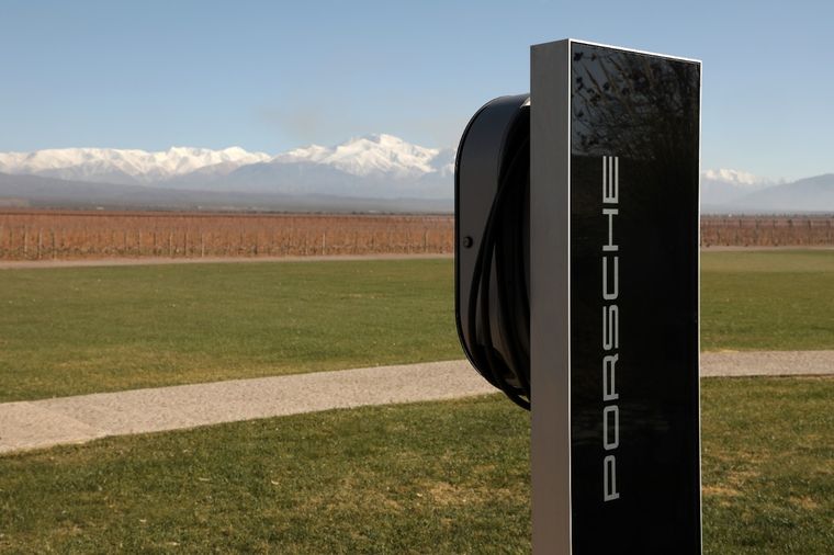 Punto de carga para autos eléctricos de la bodega Pulenta State