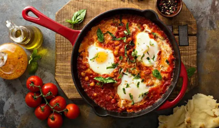 Shakshuka: receta tradicional de huevos en salsa de tomate Foto: Shutterstock