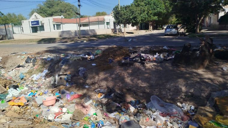 Los vecinos de Las Heras están cansados de la basura en las calles, banquinas y acequias.&nbsp;