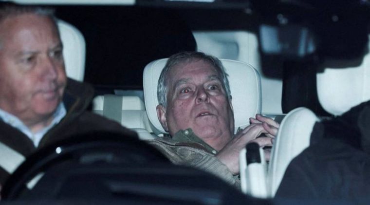 En el día de su cumpleaños, el ex príncipe Andrés fue liberado bajó investigación.