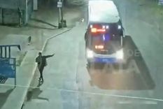 Ni el bondi El ladrón intentó frenar al colectivo pero no pudo.