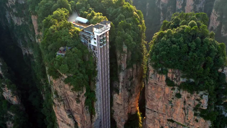 El ascensor al aire libre más alto del mundo es el de los Cien Dragones, ubicado en Hunan, China. Foto: architecturaldigest.com