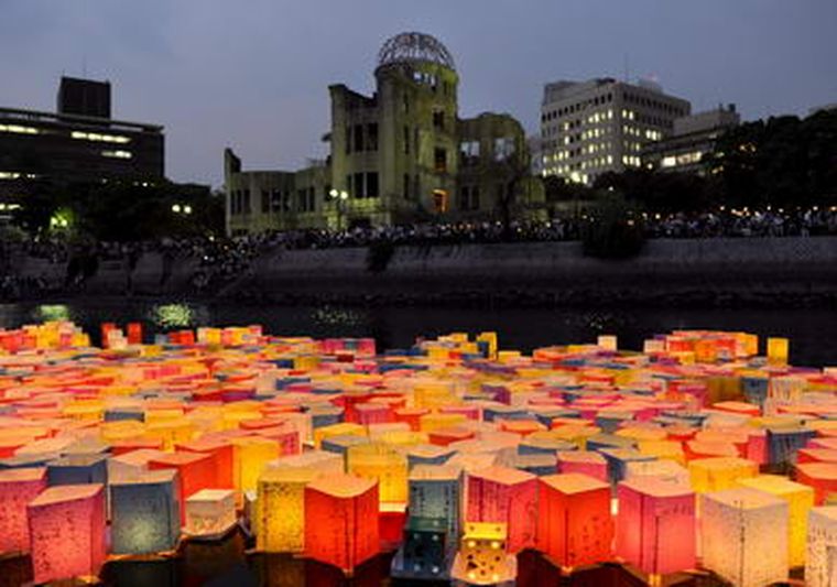 Numerosas lámparas de papel fueron colocadas en el río Motoyasu del parque de la Paz en Hiroshima. Foto: EFE