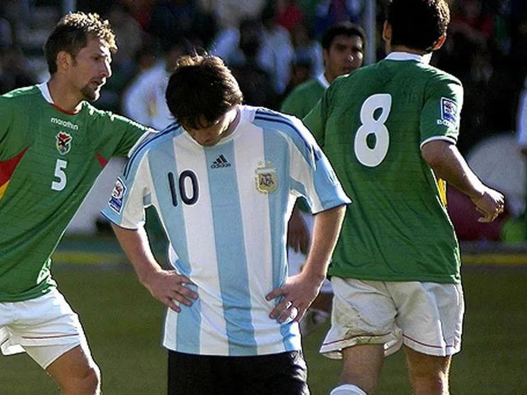 Un joven Messi, impotente durante el 1-6 de Argentina ante Bolivia en la altura de La Paz. Un joven Messi, impotente durante el 1-6 de Argentina ante Bolivia en la altura de La Paz.