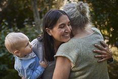 El principal proveedor de los cuidados a las personas mayores es la propia familia. Foto: GETTY IMAGES