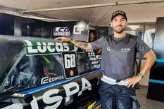 Julián Santero junto al Ford de TC.