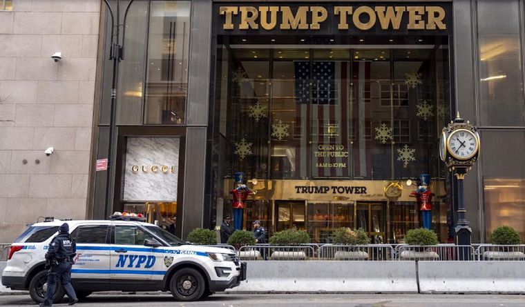 La Policía de Nueva York, en el edificio de Donald Trump, en Estados Unidos. Foto: Dpa