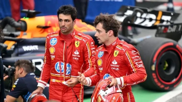 Sainz y Leclerc no se entendieron en pista. Foto: @FormulaArgOK