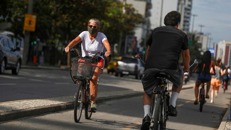 Personas haciendo ejercicio en la playa de Ipanema, en Río de Janeiro, Brasil, el 7 de junio de 2020.