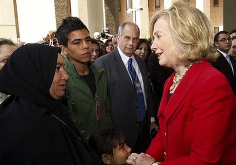 Clinton saluda a una mujer egipcia durante su visita a El Cairo.