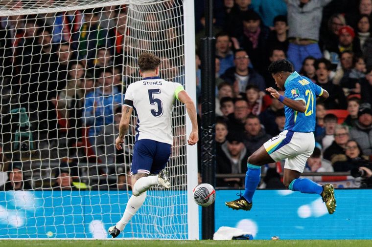 El gol de Endrick ante la mirada de Stone. Foto: EFE