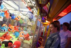 japon: intento 200 veces ganar el peluche y llamo a la policia