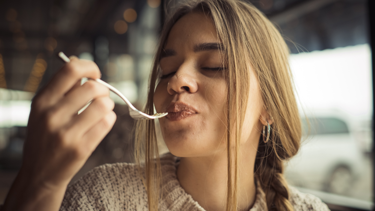 Comer menos y moverse más: el hábito simple que se repite en quienes viven más años