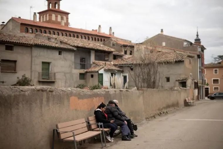 España tiene una de las tasas de natalidad más bajas de la UE. La migración ayuda a contrarrestar el envejecimiento de su población. España tiene una de las tasas de natalidad más bajas de la UE. La migración ayuda a contrarrestar el envejecimiento de su población.