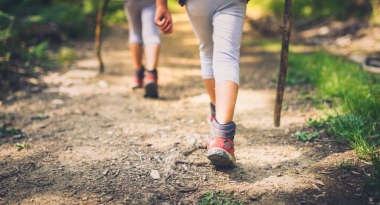 Aumentando el esfuerzo puedes convertir a tus caminatas en ejercicios más completos Foto: Shutterstock