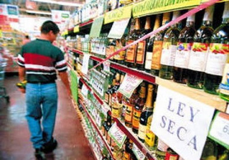 Ley seca. Impera aún en Ecuador la prohibición de tomar. Los domingos, sólo en restaurantes. Foto: wickedmagazine.org