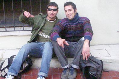 MDZol | Fanáticos de Charly aguardan en las escalinatas de la Clínica. Foto: MDZ