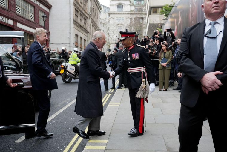 A pesar del arresto de su hermano, el rey Carlos continuó con su agenda oficial.