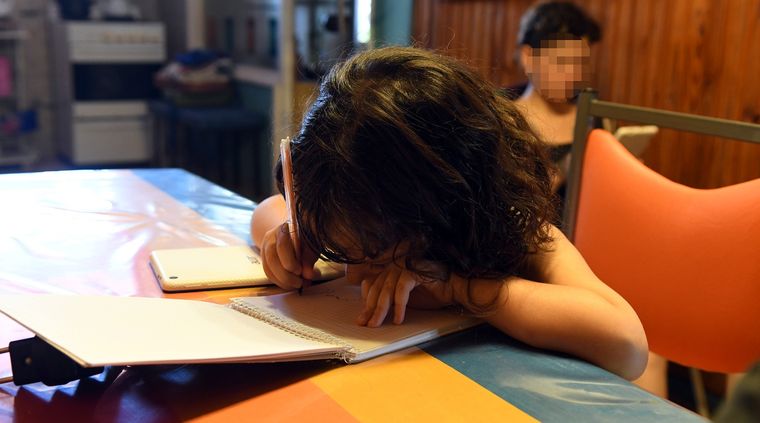 Las escuelas deberán organizar tareas virtuales, canales de comunicación y seguimiento para los días en que no puedan recibir a sus alumnos. Las escuelas deberán organizar tareas virtuales, canales de comunicación y seguimiento para los días en que no puedan recibir a sus alumnos.
