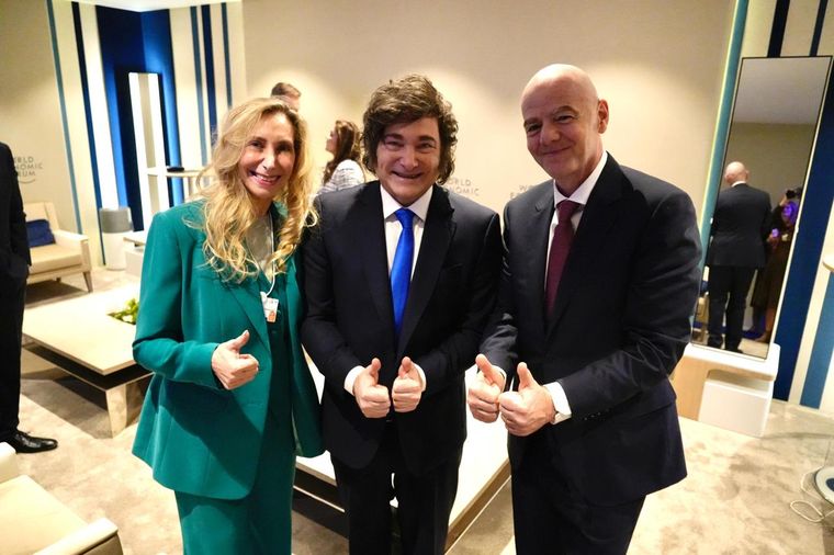 El presidente Javier Milei y su hermana Karina con el titular de la FIFA, Gianni Infantino, durante su paso por el Foro de Davos. El presidente Javier Milei y su hermana Karina con el titular de la FIFA, Gianni Infantino, durante su paso por el Foro de Davos.