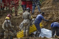 Bomberos trabajan en el área de un deslizamiento de tierra provocado por fuertes lluvias hoy, en el barrio Córrego do Jenipapo de la ciudad de Recife (Brasil) Foto: EFE