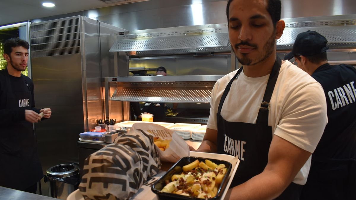 Paritarias: empleados de locales de comidas rápidas firman un aumento de salarios del 12,7% para cuatro meses