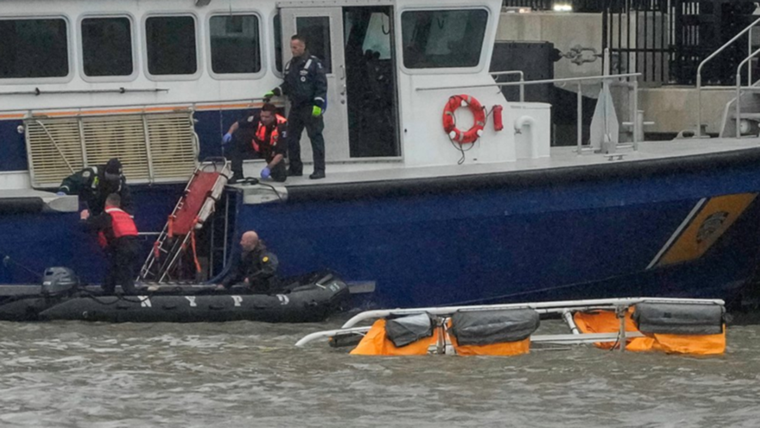 Rescatistas frente al helicóptero sumergido. Foto: Reuters
