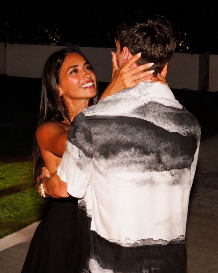La modelo compartió postales inéditas que recorren su historia de amor con el diez. La modelo compartió postales inéditas que recorren su historia de amor con el diez.