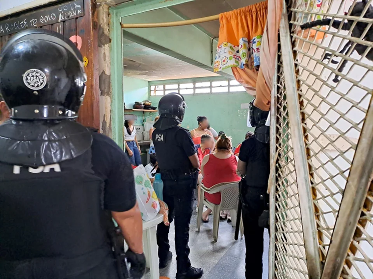 Allanamiento de la PSA en el interior del penal de Ezeiza Foto: NA