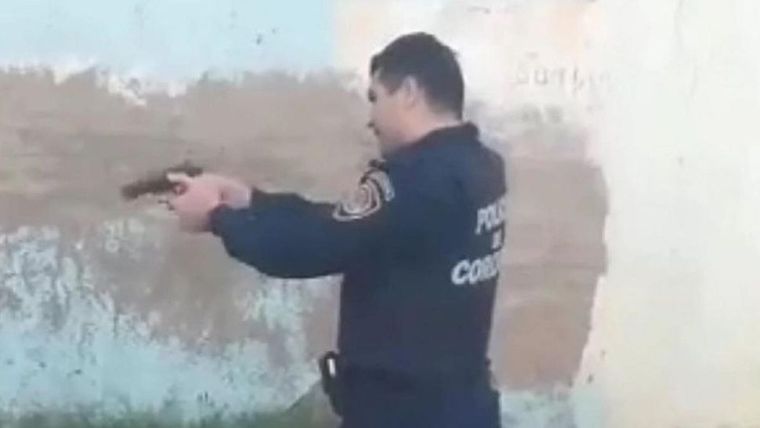 El momento en que el policía cordobés le dispara por la espalda al infractor