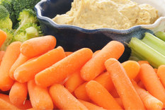 Sinfonía de sabores: hummus y coloridos palitos de vegetales Foto: Shutterstock