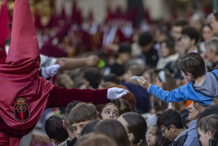 Existe una renovación permanente de las hermandades y cofradías, lo que sostiene la tradición tan viva como siempre. Existe una renovación permanente de las hermandades y cofradías, lo que sostiene la tradición tan viva como siempre.