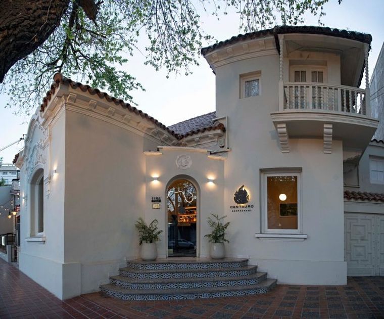 La Casa Centauro es una construcción de estilo neocolonial que conserva el lenguaje tipológico de herencia española. Su arquitectura está profundamente vinculada con la búsqueda de recuperar y poner en valor la identidad cultural y arquitectónica colonial de Mendoza. La Casa Centauro es una construcción de estilo neocolonial que conserva el lenguaje tipológico de herencia española. Su arquitectura está profundamente vinculada con la búsqueda de recuperar y poner en valor la identidad cultural y arquitectónica colonial de Mendoza.