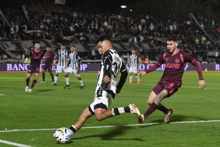 Esteban Fernández desborda y lanza el centro con zurda. Esteban Fernández desborda y lanza el centro con zurda. 