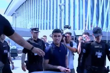 Kendry Páez llegó a la Argentina para someterse a la revisión médica, firmar contrato y ser jugador de River. Kendry Páez llegó a la Argentina para someterse a la revisión médica, firmar contrato y ser jugador de River.