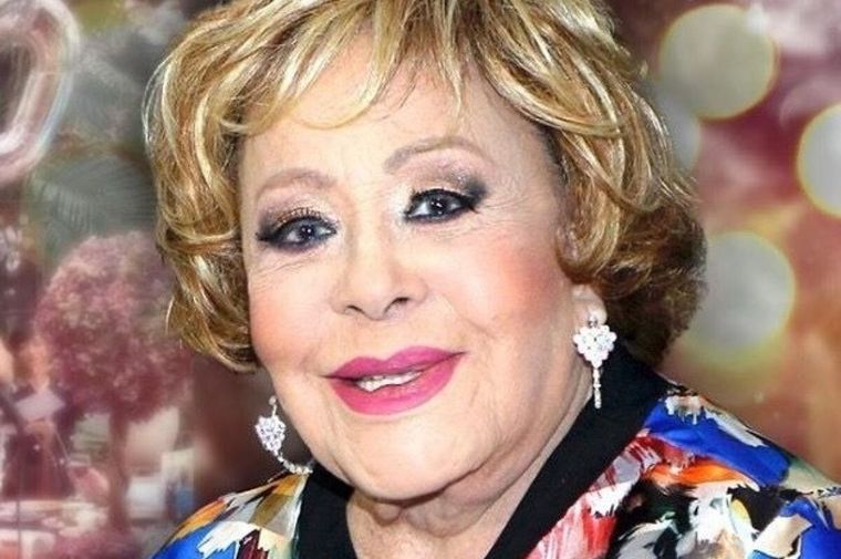 La primera actriz Silvia Pinal se encuentra en cama con cuidados médicos.