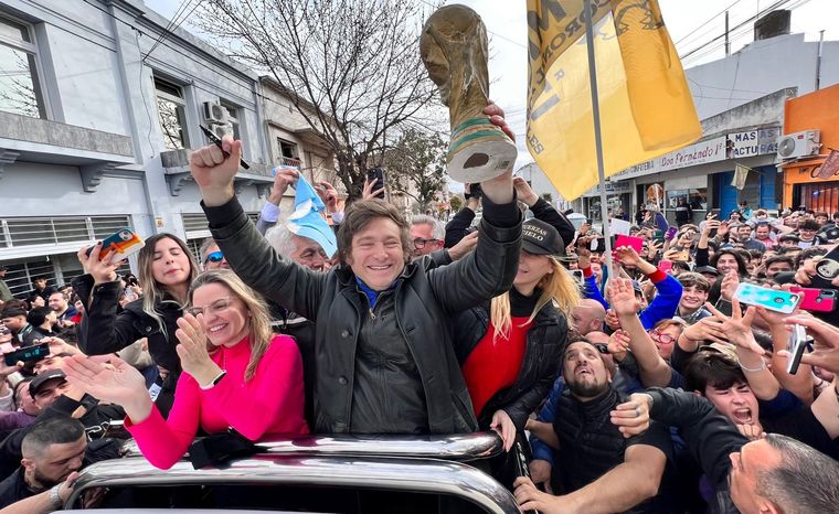 Campeón. Javier Milei con Carolina Piparo de recorrida. Foto: NA
