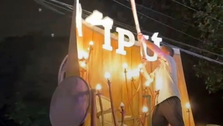 El momento justo cuando el carro de Maipú pierde la letra A Foto: Captura de video