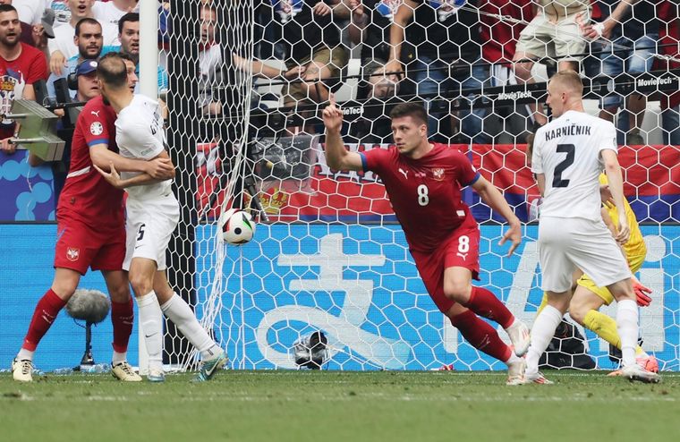 Luka Jovic sale a festejar el empate que los mantiene con vida en la Euro 2024. Foto: EFE