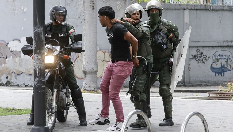 HRW denuncia que la Policía de Venezuela hace detenciones ilegales. Foto: Efe