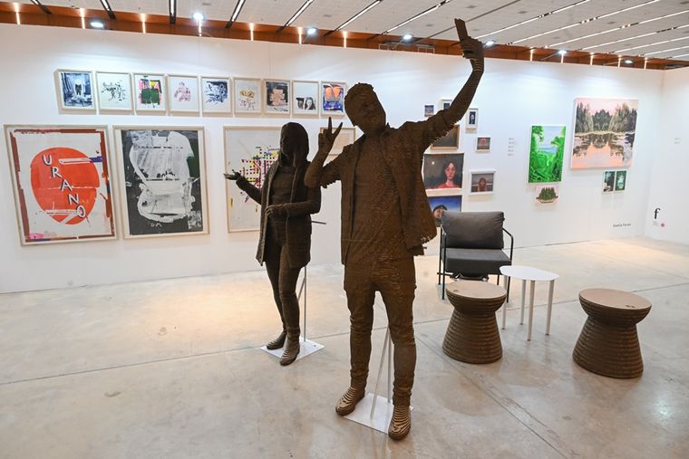 El Mercado de Arte Contemporáneo (MAC) inició su edición 2025 el 4 de diciembre y se extenderá hasta el domingo 7 en el Centro de Convenciones “Juan Bautista Bustos” de Córdoba﻿.