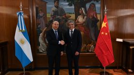 Luis Caputo se reunió este miércoles con el embajador de China Foto: Twitter Oficial Luis Caputo Luis Caputo se reunió este miércoles con el embajador de China Foto: Twitter Oficial Luis Caputo