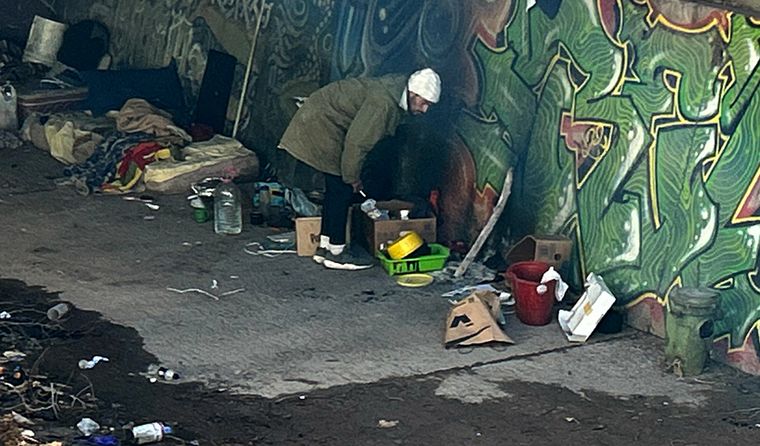 Rita tenía ollas, un colchón y después montó unas sábanas para cuidar su privacidad. Rita tenía ollas, un colchón y después montó unas sábanas para cuidar su privacidad.