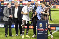 Nacho Vázquez, capitán de Platense, y Guido Mainero, autor del gol del título, reciben la Copa de la Liga junto al presidente Sebastián Ordóñez. A un costado, Chiqui Tapia. Nacho Vázquez, capitán de Platense, y Guido Mainero, autor del gol del título, reciben la Copa de la Liga junto al presidente Sebastián Ordóñez. A un costado, Chiqui Tapia.