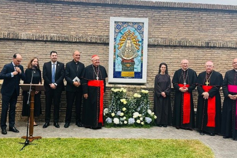Un mosaico de la Virgen de Luján fue develado en el jardin del Vaticano. Un mosaico de la Virgen de Luján fue develado en el jardin del Vaticano.
