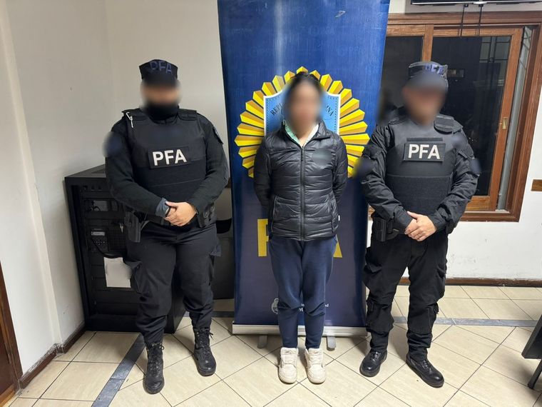 Una de las mujeres detenidas durante el allanamiento. Foto: Policía Federal Argentina