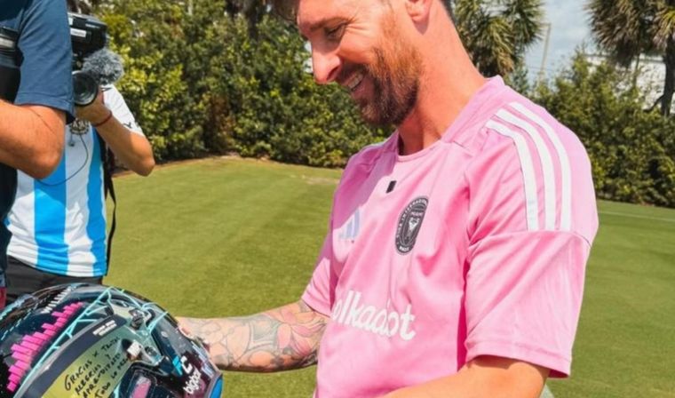 Franco Colapinto le obsequió a Lionel Messi su casco. Foto: @francocolapinto