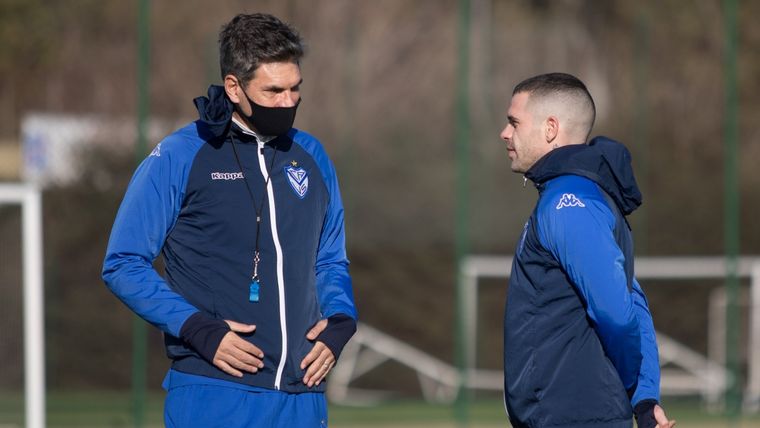 Mauricio Pellegrino dialoga con Fernando Gago. Foto: Prensa Vélez