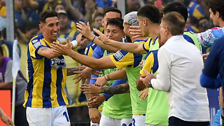 Los jugadores de Central no lo pueden creer: Di María metió un gol olímpico para el 1-1 ante Boca en Rosario.