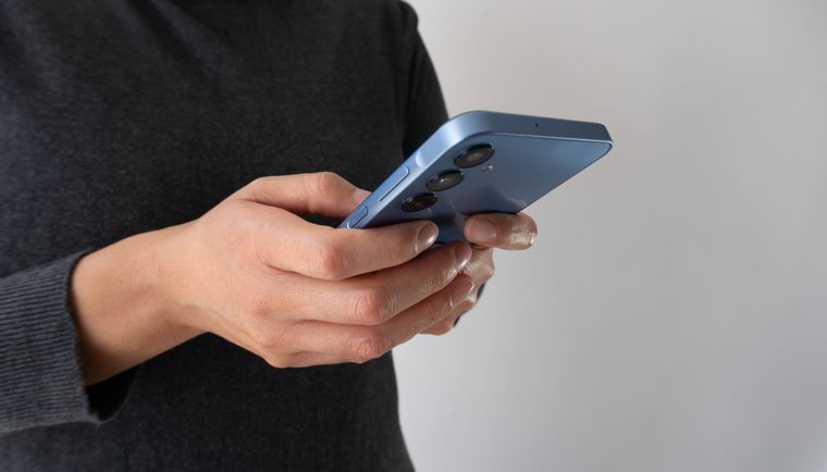 Los usuarios buscan teléfonos de gama media confiables, pero algunos modelos decepcionan.